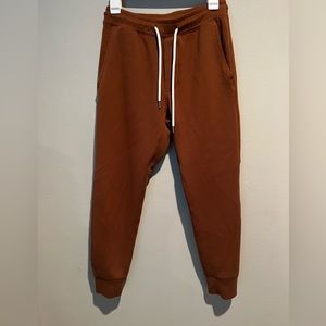 American Eagle men’s joggers size XS in brown.